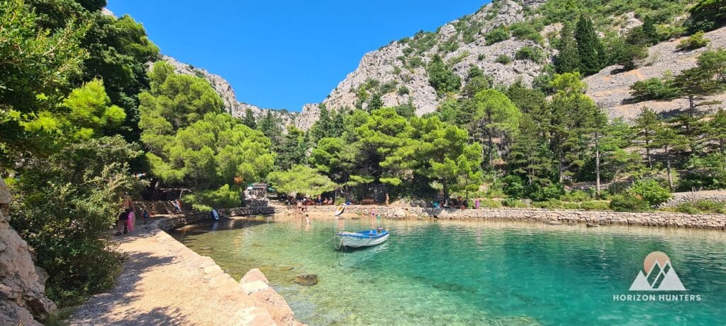 Turquoise baai met kristalhelder water in Kroatië
