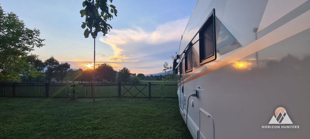 Horizon Hunters mobilhome bij zonsondergang onderweg