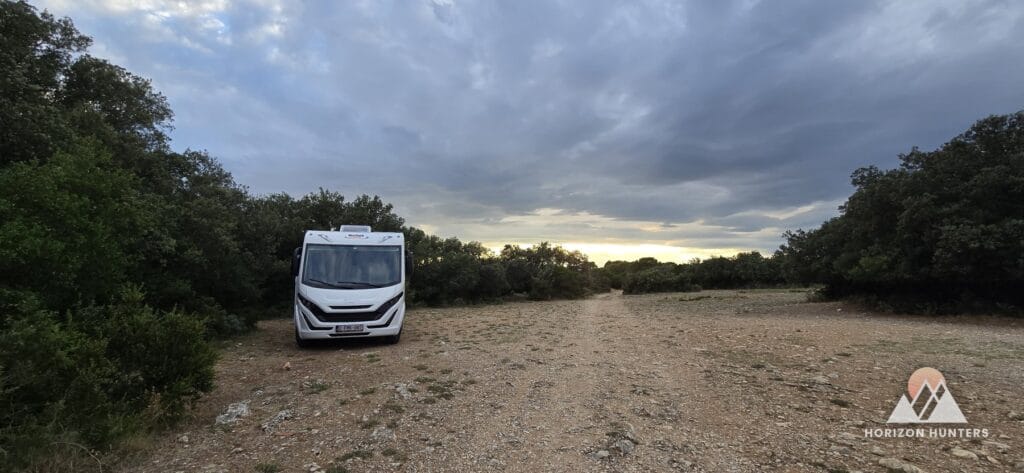 Horizon Hunters mobilhome op een vrije staanplaats in de Provence bij zonsondergang